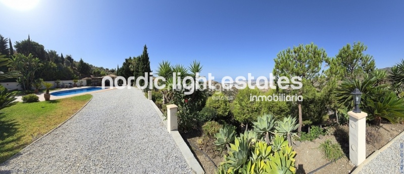 Exceptional villa with landscaped gardens, a pool, 2 enclosed garages, a sauna and much more