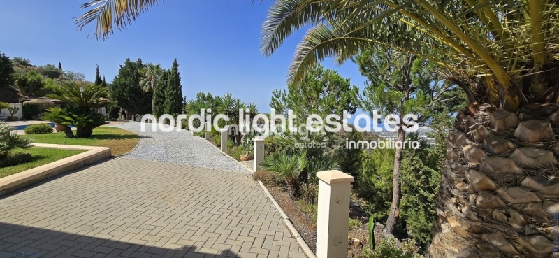 Exceptional villa with landscaped gardens, a pool, 2 enclosed garages, a sauna and much more