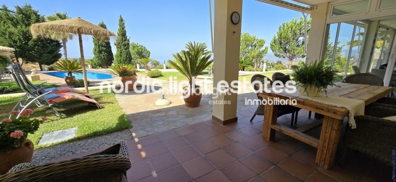 Exceptional villa with landscaped gardens, a pool, 2 enclosed garages, a sauna and much more