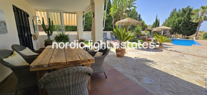 Exceptional villa with landscaped gardens, a pool, 2 enclosed garages, a sauna and much more
