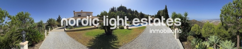 Exceptional villa with landscaped gardens, a pool, 2 enclosed garages, a sauna and much more