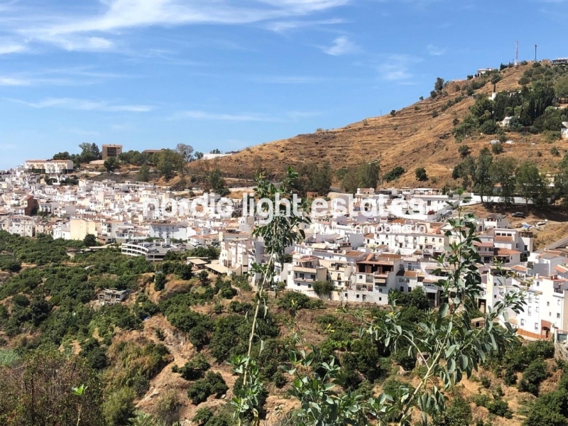 Big offer. 2 detached villas with 2 pools very very close to Torrox Pueblo 