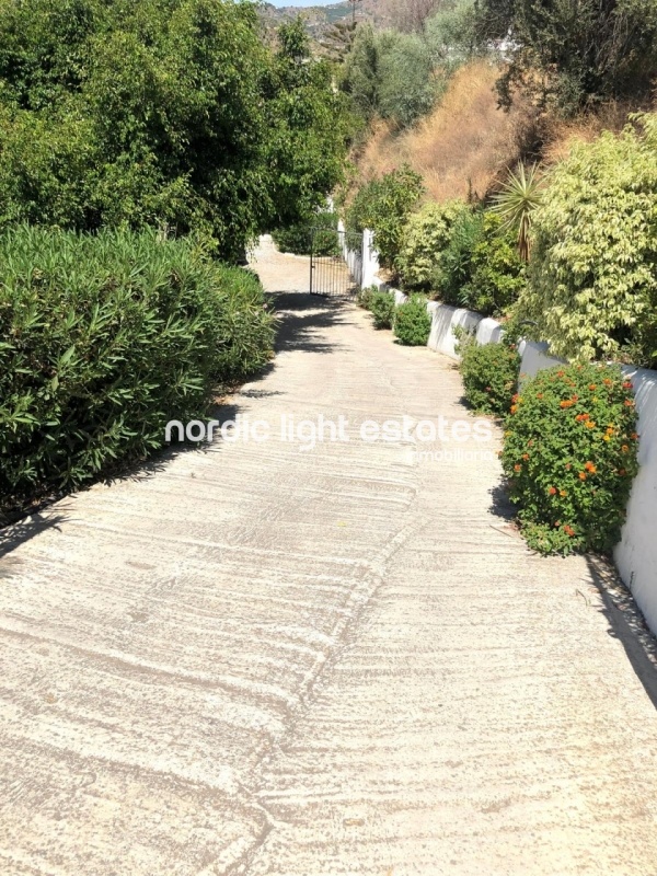 Big offer. 2 detached villas with 2 pools very very close to Torrox Pueblo 