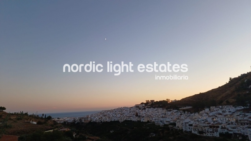 Big offer. 2 detached villas with 2 pools very very close to Torrox Pueblo 