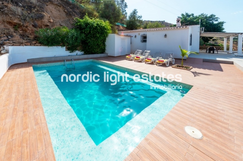 Big offer. 2 detached villas with 2 pools very very close to Torrox Pueblo 