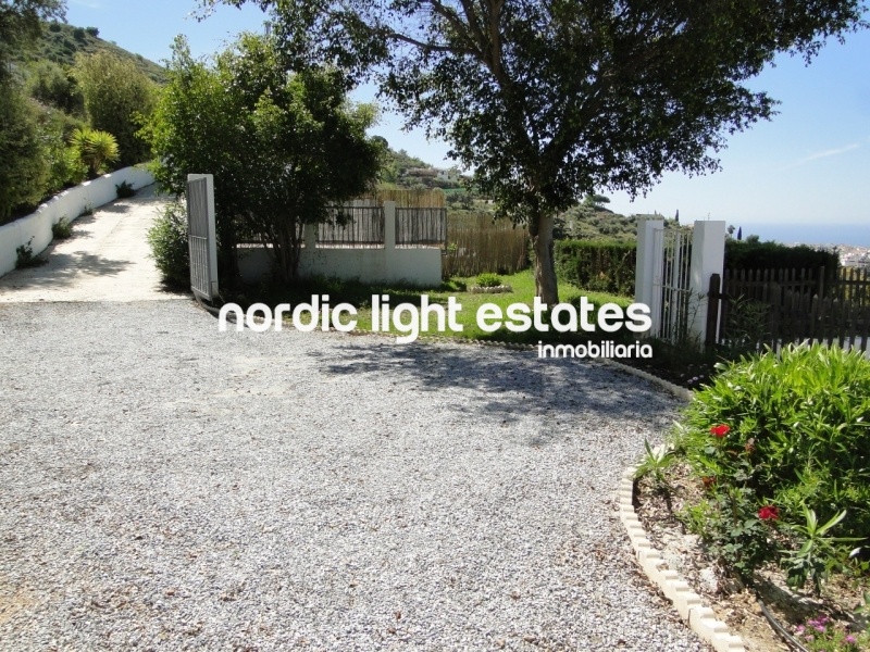 Big offer. 2 detached villas with 2 pools very very close to Torrox Pueblo 