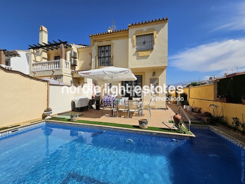 Impresionante villa pareada con 7 dormitorios y cochera enorme en Torre del Mar