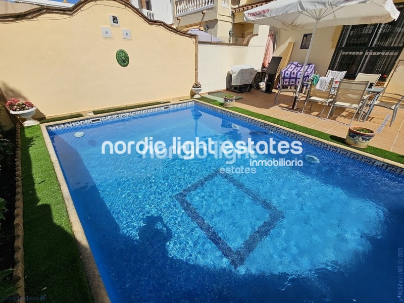 Impresionante villa pareada con 7 dormitorios y cochera enorme en Torre del Mar