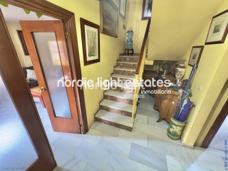 Impresionante villa pareada con 7 dormitorios y cochera enorme en Torre del Mar