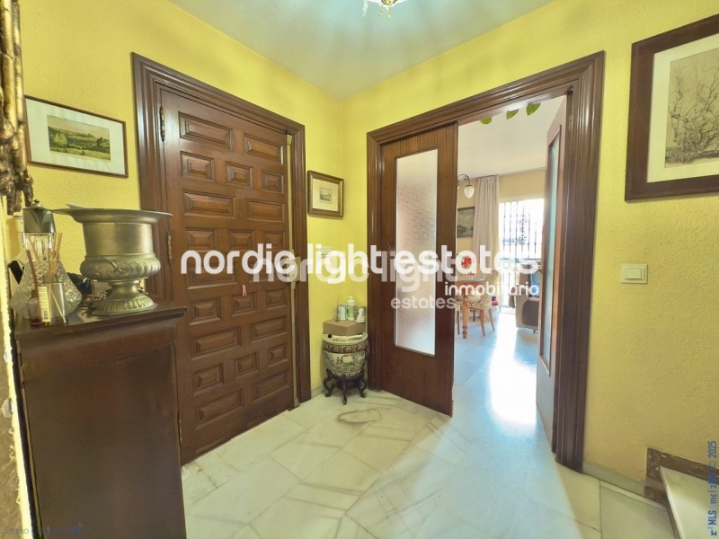 Impresionante villa pareada con 7 dormitorios y cochera enorme en Torre del Mar