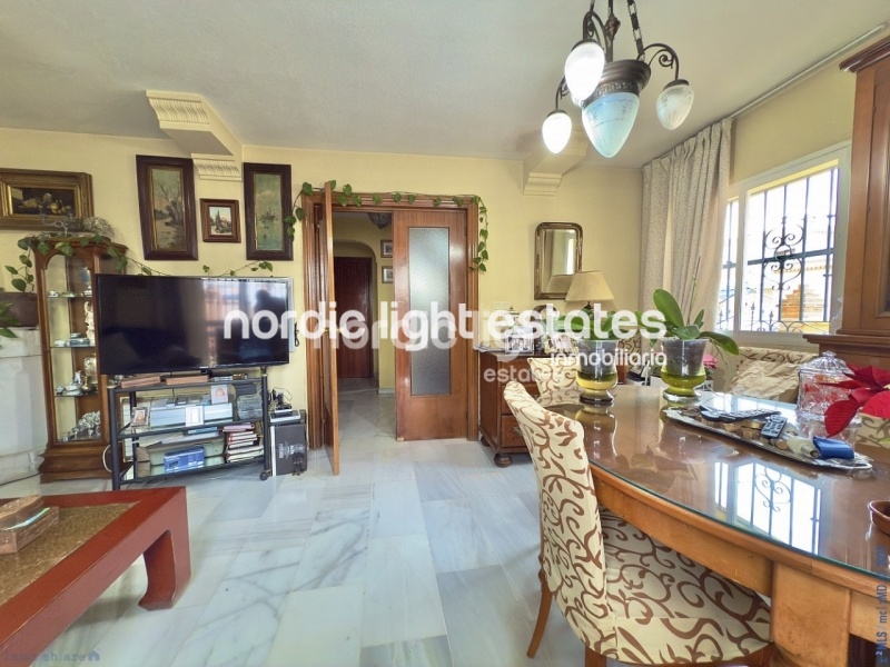 Impresionante villa pareada con 7 dormitorios y cochera enorme en Torre del Mar