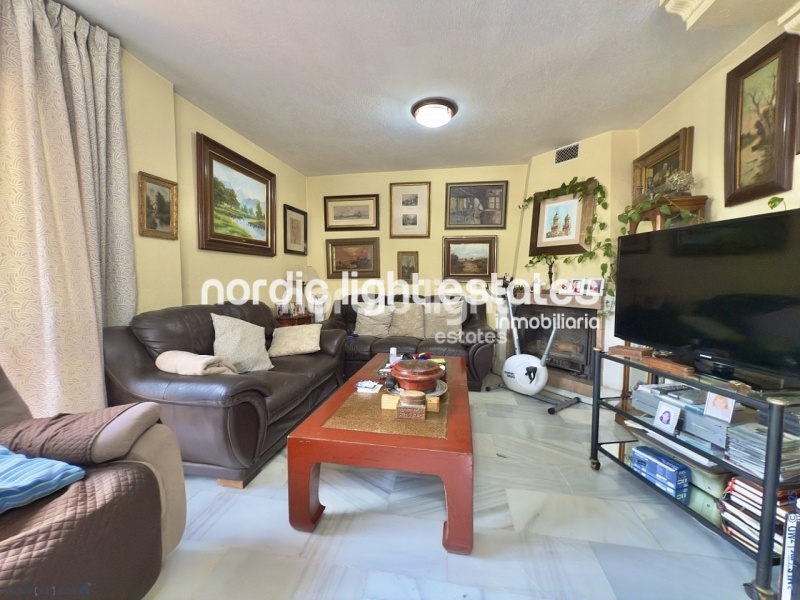 Impresionante villa pareada con 7 dormitorios y cochera enorme en Torre del Mar