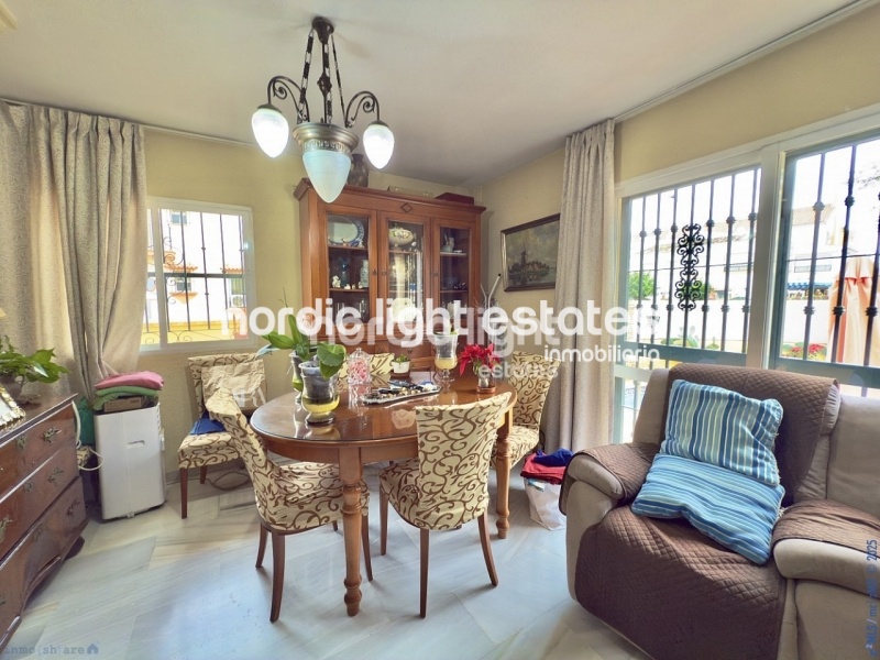 Impresionante villa pareada con 7 dormitorios y cochera enorme en Torre del Mar