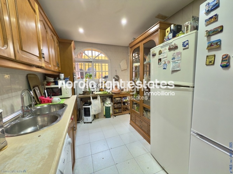 Impresionante villa pareada con 7 dormitorios y cochera enorme en Torre del Mar