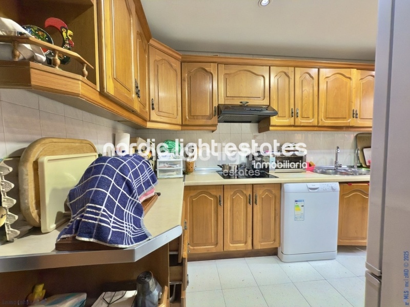 Impresionante villa pareada con 7 dormitorios y cochera enorme en Torre del Mar
