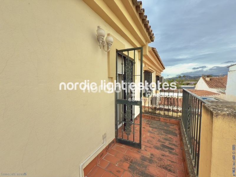 Impresionante villa pareada con 7 dormitorios y cochera enorme en Torre del Mar