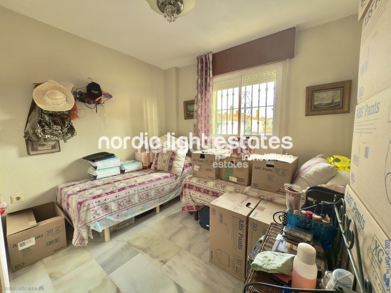 Impresionante villa pareada con 7 dormitorios y cochera enorme en Torre del Mar