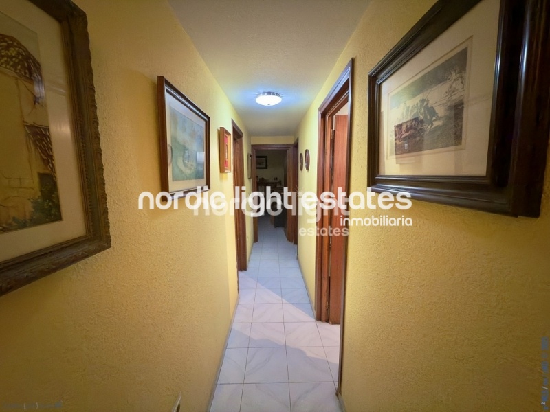 Impresionante villa pareada con 7 dormitorios y cochera enorme en Torre del Mar