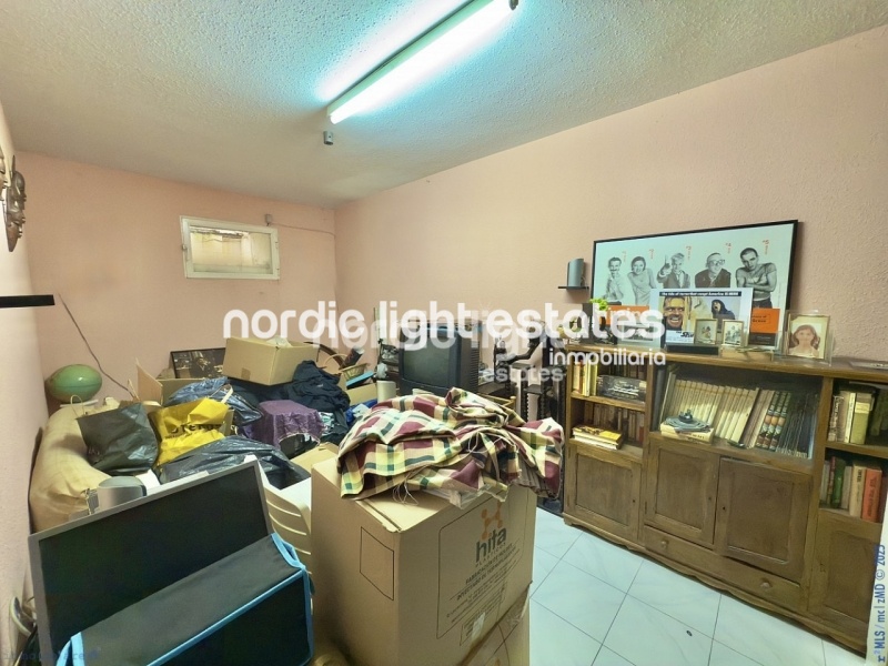 Impresionante villa pareada con 7 dormitorios y cochera enorme en Torre del Mar