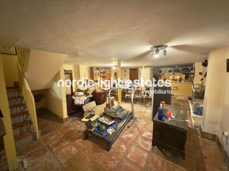 Impresionante villa pareada con 7 dormitorios y cochera enorme en Torre del Mar