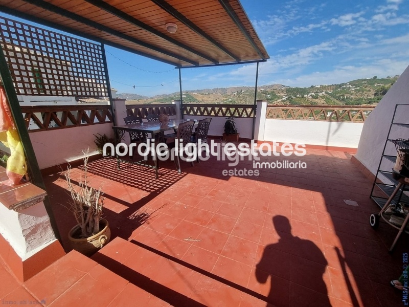 Apartment with exceptional outdoor areas in the center of Frigiliana