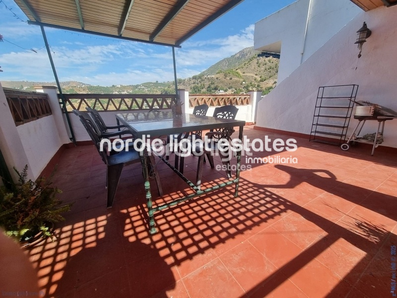 Apartment with exceptional outdoor areas in the center of Frigiliana