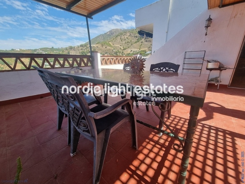 Apartment with exceptional outdoor areas in the center of Frigiliana
