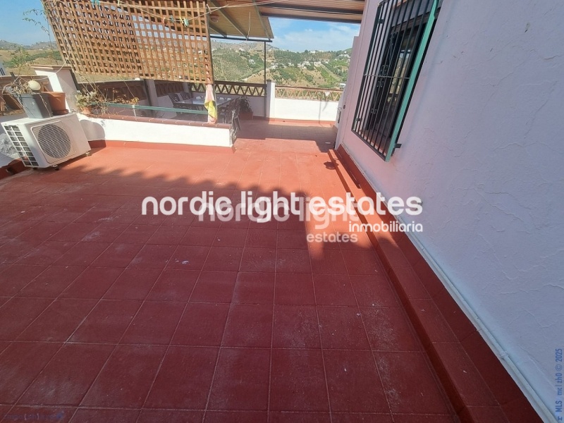 Apartment with exceptional outdoor areas in the center of Frigiliana