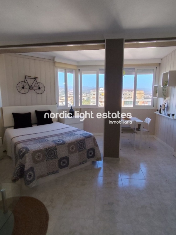 Espectacular y amplio estudio con vistas a las montañas y al mar en Torre del Mar