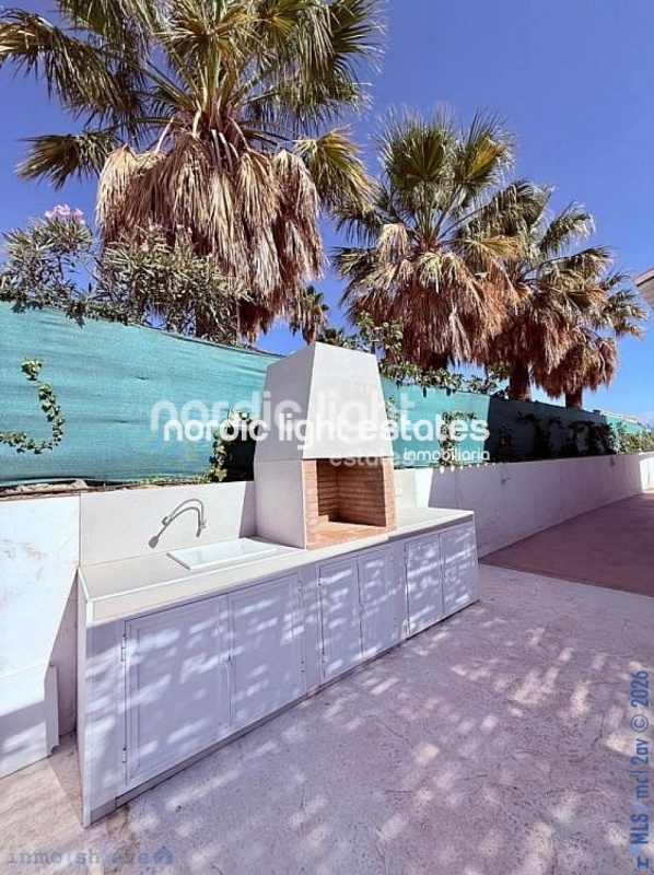 Villa de lujo a estrenar con 350m2 habitables en Almayate bajo