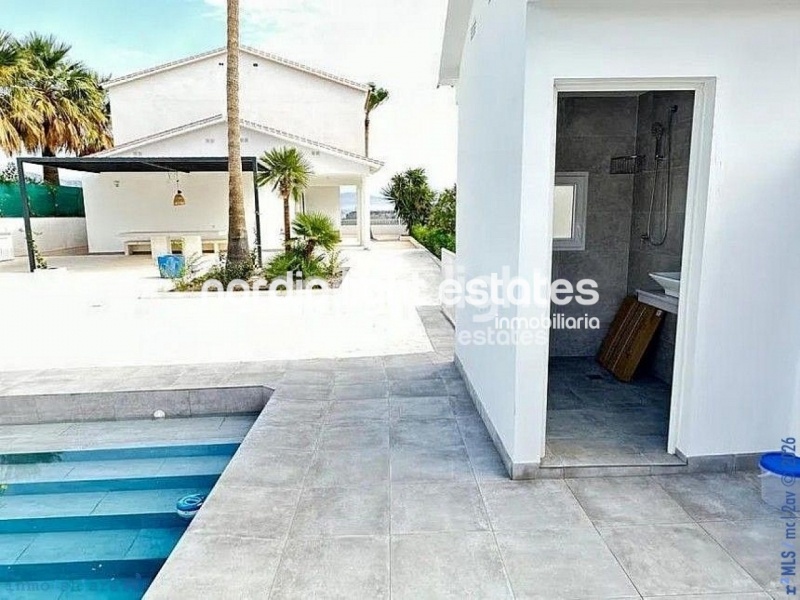 Villa de lujo a estrenar con 350m2 habitables en Almayate bajo