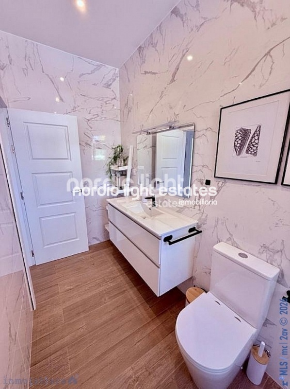 Villa de lujo a estrenar con 350m2 habitables en Almayate bajo