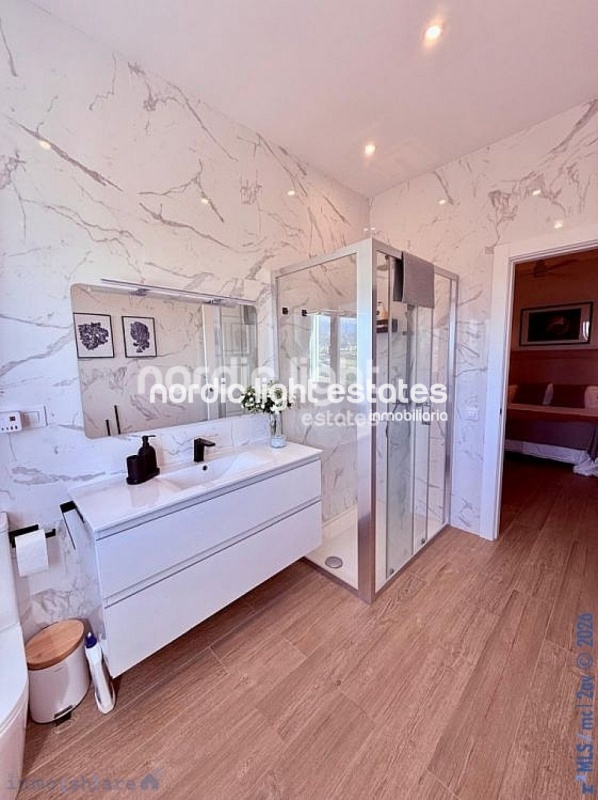 Villa de lujo a estrenar con 350m2 habitables en Almayate bajo