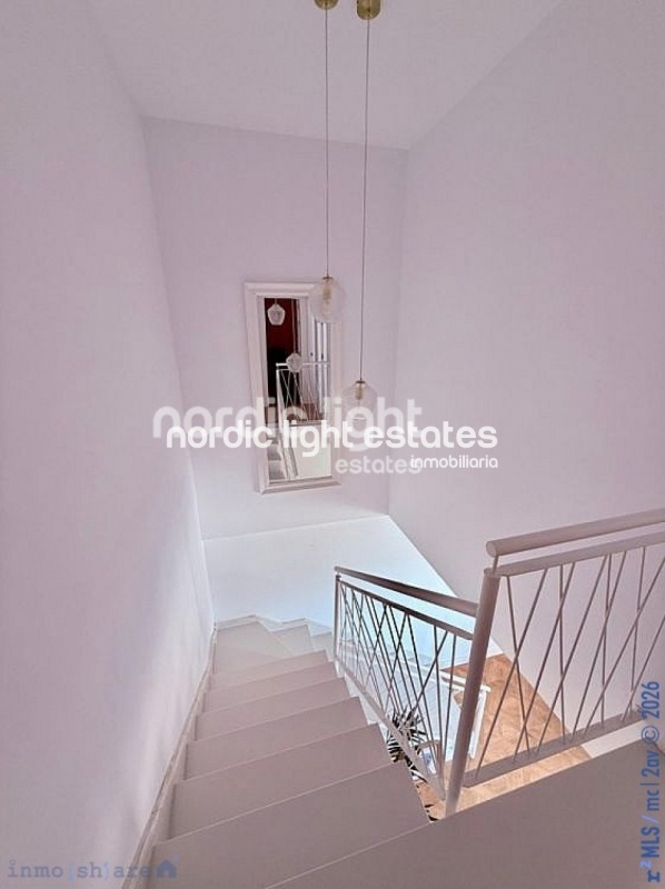 Villa de lujo a estrenar con 350m2 habitables en Almayate bajo