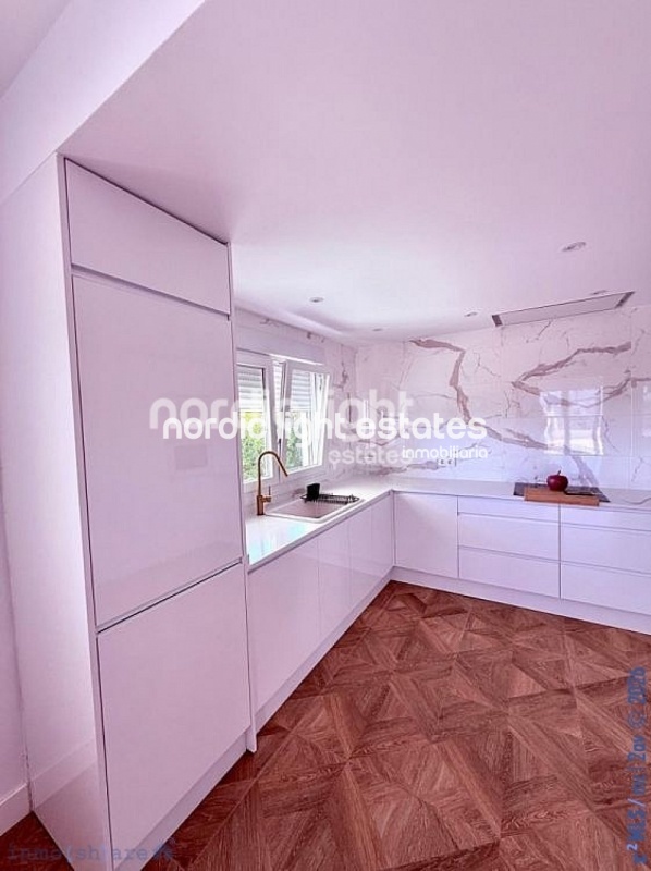 Villa de lujo a estrenar con 350m2 habitables en Almayate bajo