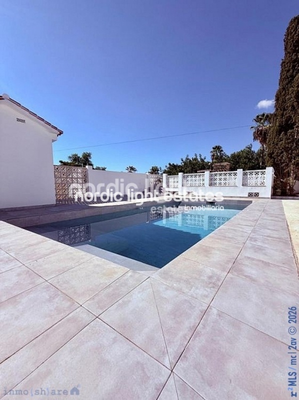 Villa de lujo a estrenar con 350m2 habitables en Almayate bajo