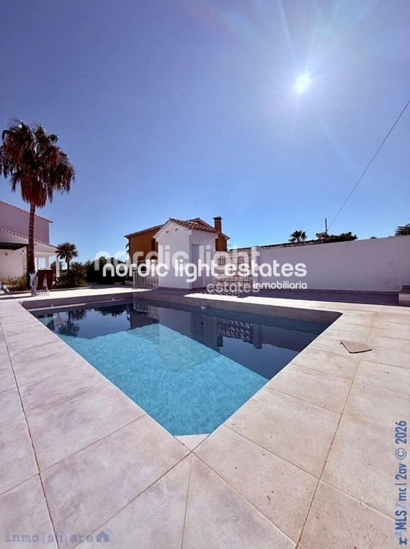 Villa de lujo a estrenar con 350m2 habitables en Almayate bajo