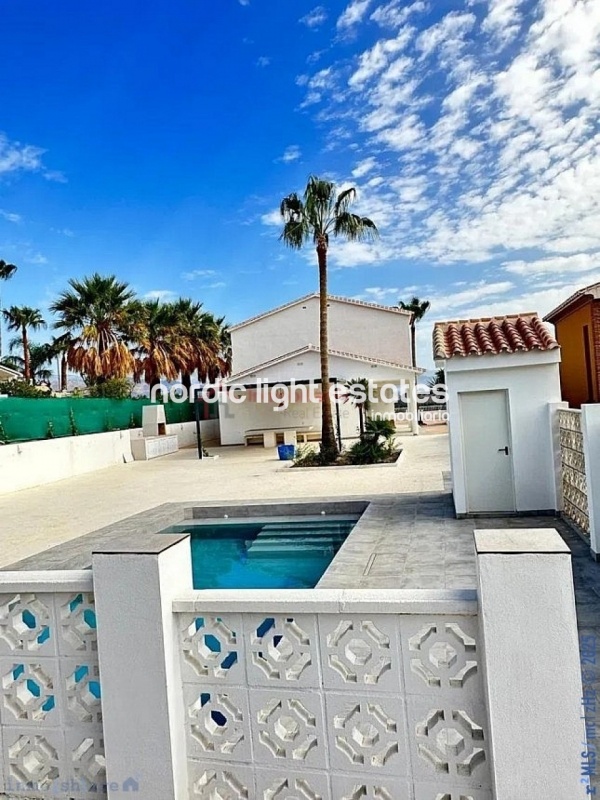 Brand new luxury villa with 350 sqm living space in Almayate bajo