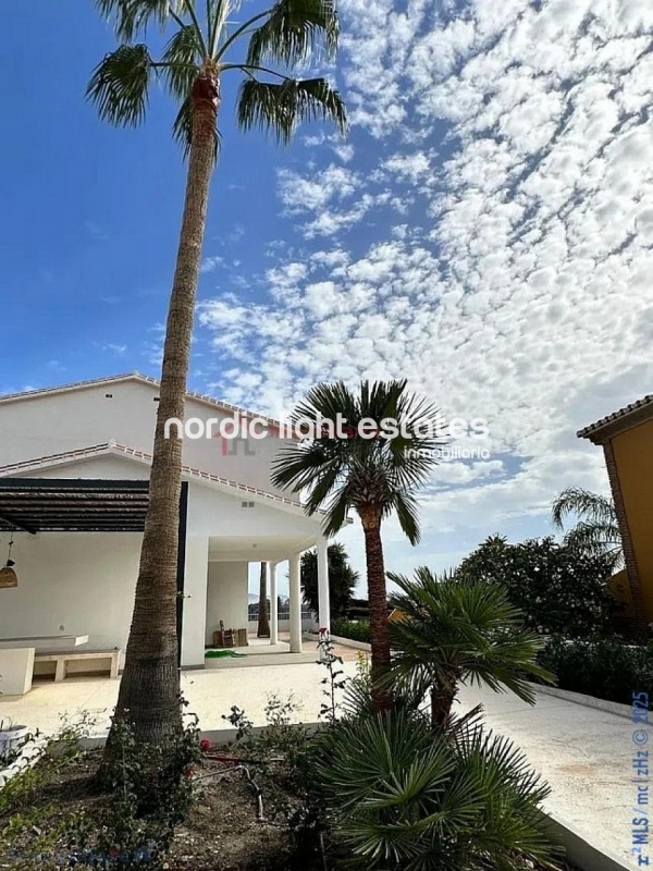 Brand new luxury villa with 350 sqm living space in Almayate bajo