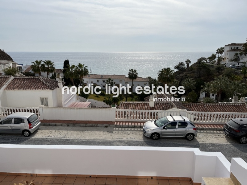 Splendid south facing terraced house for long term rental. Sea views 