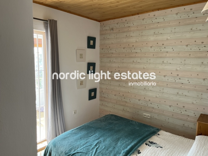 Splendid south facing terraced house for long term rental. Sea views 