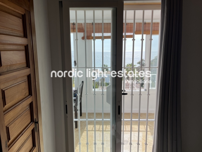 Splendid south facing terraced house for long term rental. Sea views 