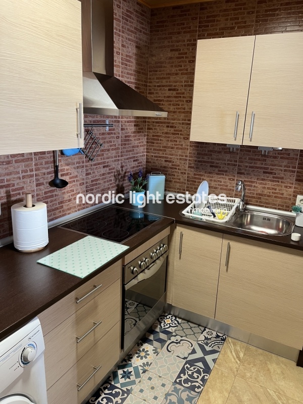 Splendid south facing terraced house for long term rental. Sea views 