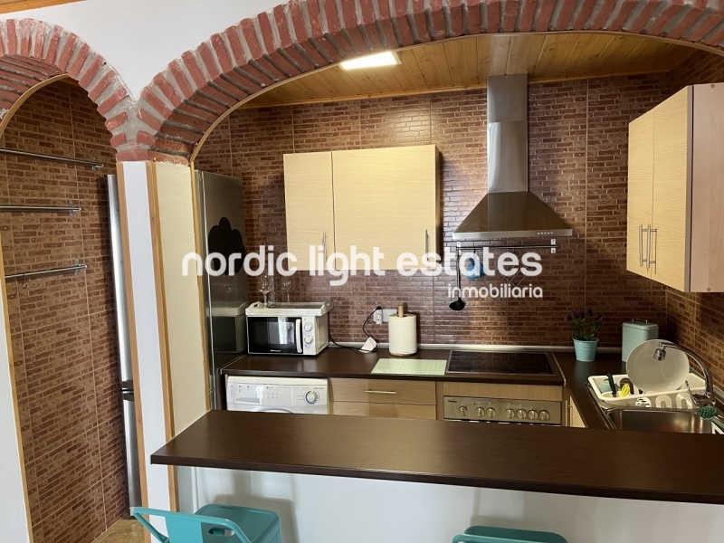 Splendid south facing terraced house for long term rental. Sea views 