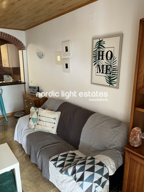 Splendid south facing terraced house for long term rental. Sea views 