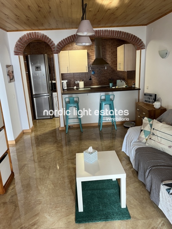 Splendid south facing terraced house for long term rental. Sea views 