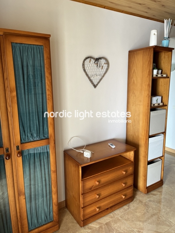 Splendid south facing terraced house for long term rental. Sea views 