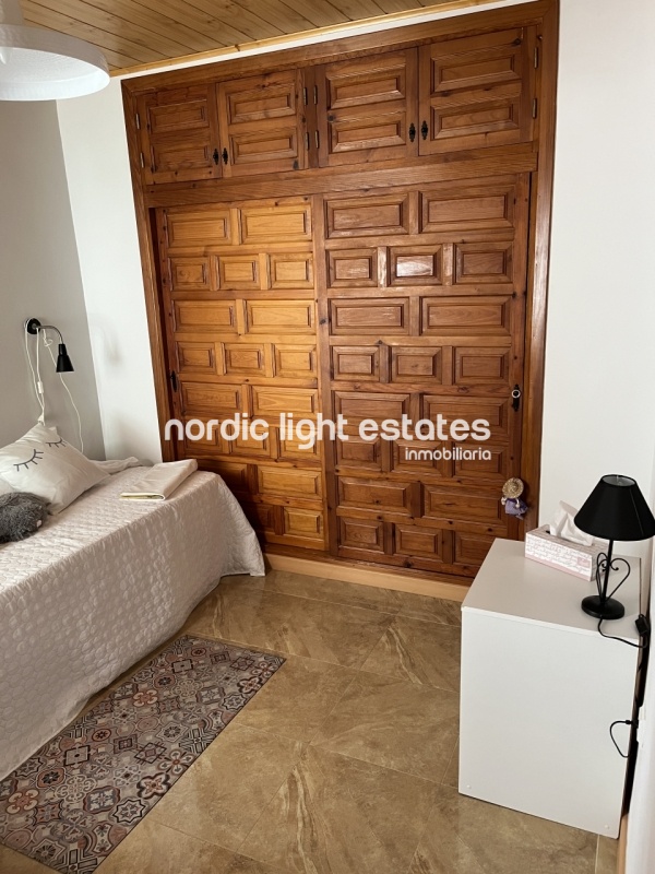 Splendid south facing terraced house for long term rental. Sea views 