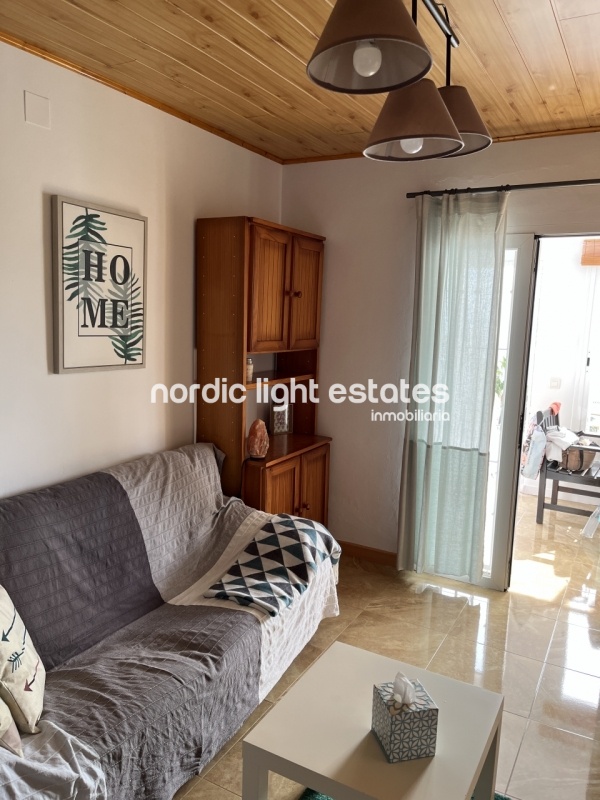 Splendid south facing terraced house for long term rental. Sea views 