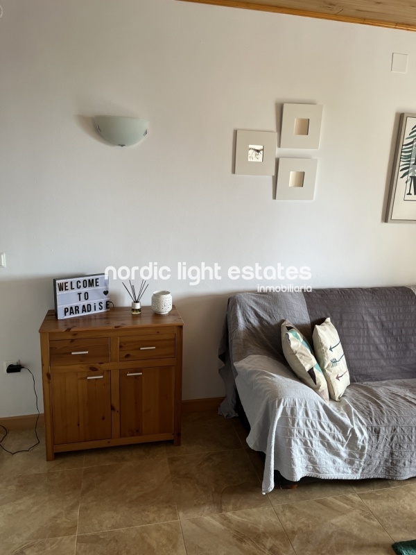 Splendid south facing terraced house for long term rental. Sea views 